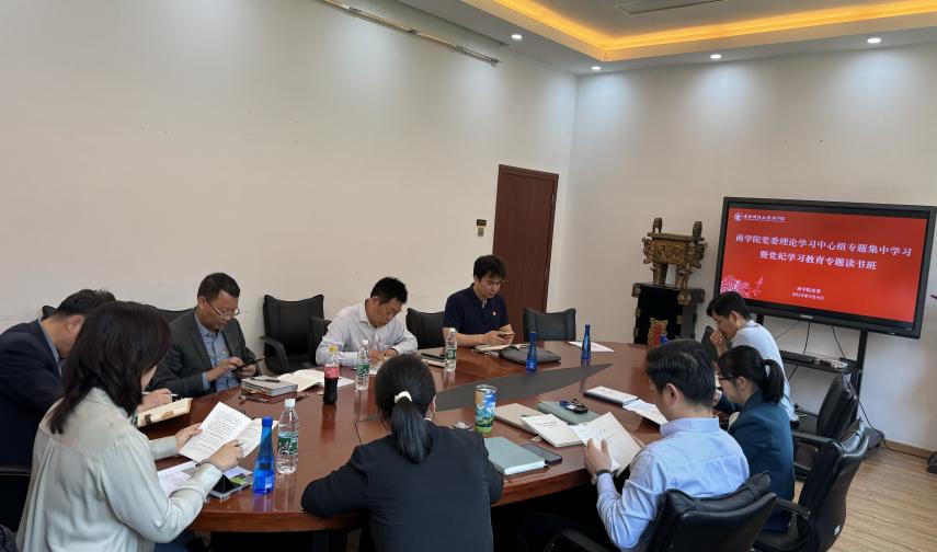 一群人在台上演讲描述已自动生成 一群人在台上演讲描述已自动生成